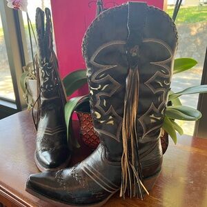 These boots are brand new! hate to part with but car repair bills force me 😔